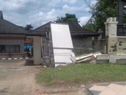 Gapura Inspektorat Roboh, Diduga Akibat Fondasinya Tak Kuat