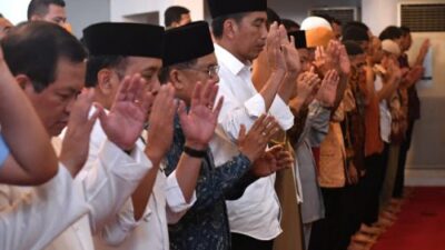 Jokowi dan Jusuf Kalla Salat Gaib Doakan Korban Gempa NTB