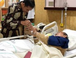 Jokowi Jenguk Habibie di RSPAD