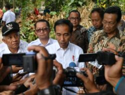 Diminta Akrobat Mengendarai Motor, Jokowi: Ya Gila, Bro!