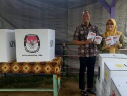 Sukandar dan Istri Nyoblos di TPS 15 Tebing Tinggi