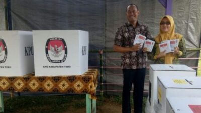 Sukandar dan Istri Nyoblos di TPS 15 Tebing Tinggi