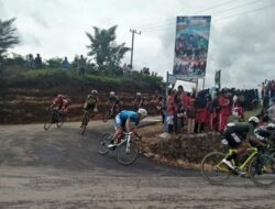 Hujan Deras Mengguyur Tour de Singkarak, Warganet: Terjadi Perang Pawang Hujan