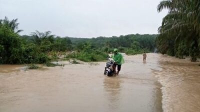 Banjir, Akses Jalan Menuju Dua Kecamatan Terputus