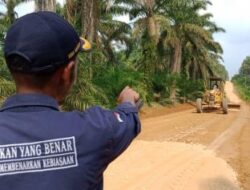 Jalan Desa Rusak, Dinas PUPR Merangin Terjunkan Dua Alat Berat