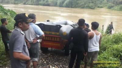 Asyik Mandi di Sungai, Seorang Bocah Hanyut