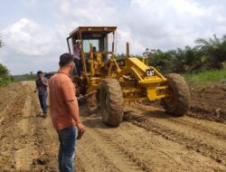 Rusak Parah, Jalan Panti-Lubuk Resam Diperbaiki Pemilik Proyek Irigasi