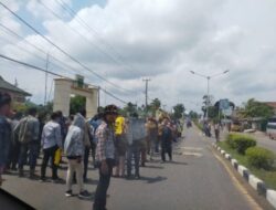 Massa DPW SPI Jambi Demo di Depan Gedung PN Muara Bulian