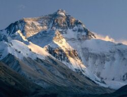 Nepal Tutup Pendakian ke Gunung Everest