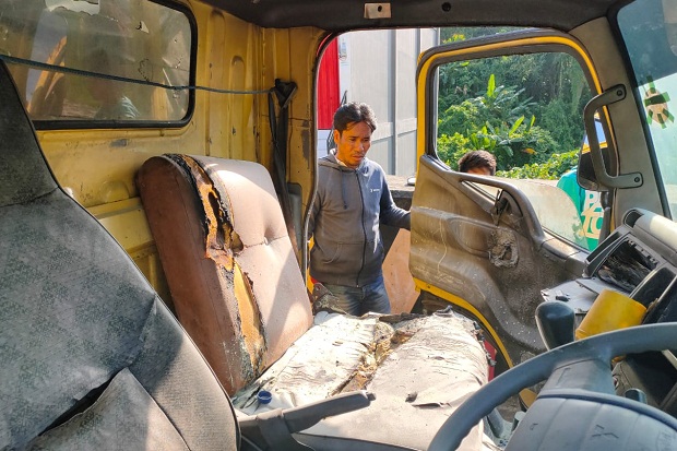 Sorang suami tega membakar istrinya sendiri di dalam kabin truk