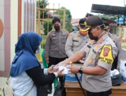 Polres Batanghari Bagi-bagi Sarapan Pagi kepada Petugas Kebersihan