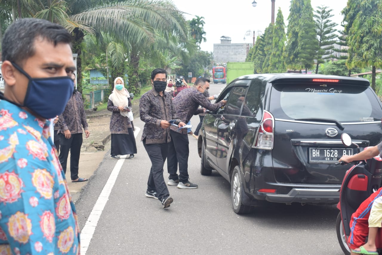 Cegah Penyebaran Corona, Bawaslu Batanghari Bagi-bagi Masker ke Pengendara