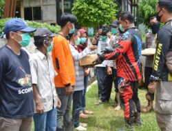 Tunggangi Trail, Kapolres Beri Sembako ke Suku Anak Dalam