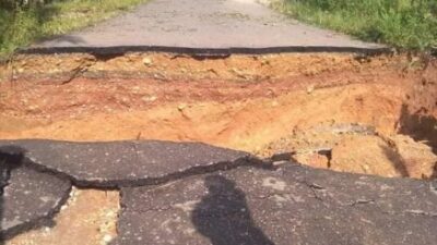 Jalan Penghubung Tanjung Raden ke Dam Kutur Terputus