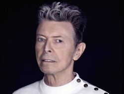 Bassist David Bowie Meninggal karena Komplikasi Corona