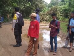 Rusak Parah, Warga Mudung Darat Blokir Jalan