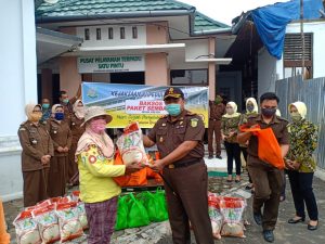 Kajari Batanghari Bagi-bagi Sembako kepada Petugas Kebersihan dan SAD 