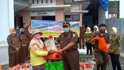 Kajari Batanghari Bagi-bagi Sembako kepada Petugas Kebersihan dan SAD 