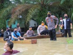 Kapolres Muaro Jambi Pantau Bencana Banjir di Jaluko