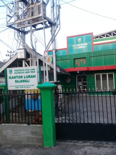 Warga Kelurahan Rajawali