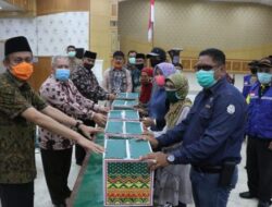 Bupati Safrial Serahkan Bantuan Sembako Bagi Warga Terdampak COVID-19