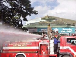 PSBB Makassar, Semprot Disinfektan di Ruang Publik dengan Damkar