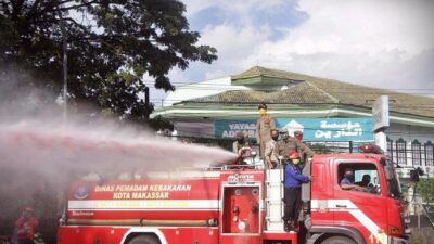 PSBB Makassar, Semprot Disinfektan di Ruang Publik dengan Damkar