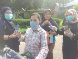 Pedagang Pasar Bajubang Dapat Masker dan Hand Sanitizer Gratis dari Emak-emak FB