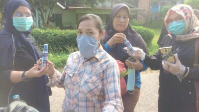 Pedagang Pasar Bajubang Dapat Masker dan Hand Sanitizer Gratis dari Emak-emak FB