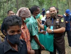 Wakajati Jambi Antar Langsung Paket Sembako kepada Suku Anak Dalam Tebo 