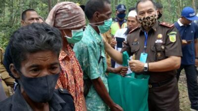 Wakajati Jambi Antar Langsung Paket Sembako kepada Suku Anak Dalam Tebo 