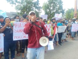 Demo Masyarakat Sungai Bahar di Kantor PLN Diwarnai Banting Peralatan Elektronik