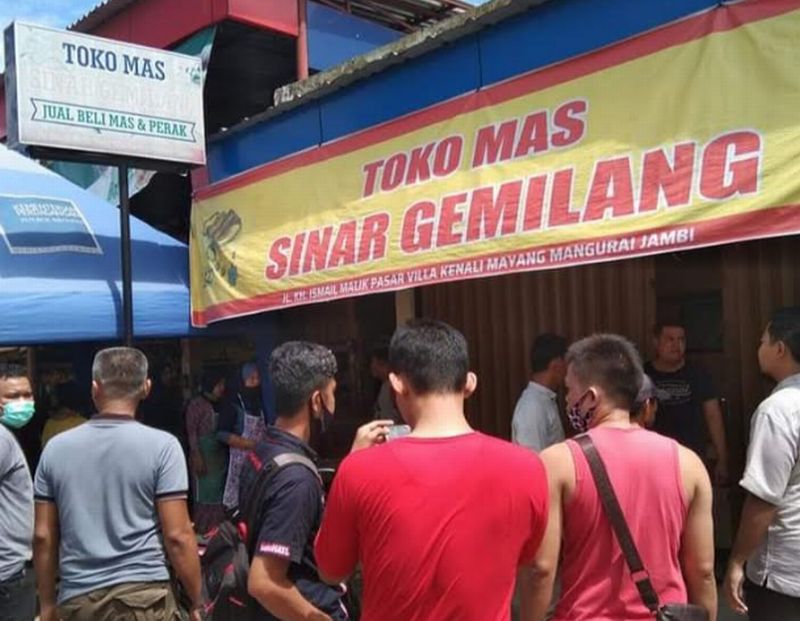 Perampok Bersenpi Gasak Toko Emas saat Siang Bolong, Kerugian Capai Rp 2 Miliar