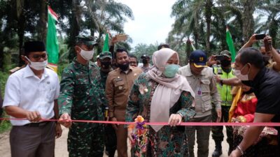 Bupati Masnah Resmikan Akses Jalan Hasil Karya Bhakti TNI 0415/Batanghari