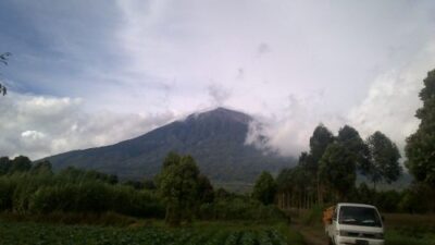 Gunung Kerinci Semburkan Asap Pekat ke Udara, Kembali Erupsi?