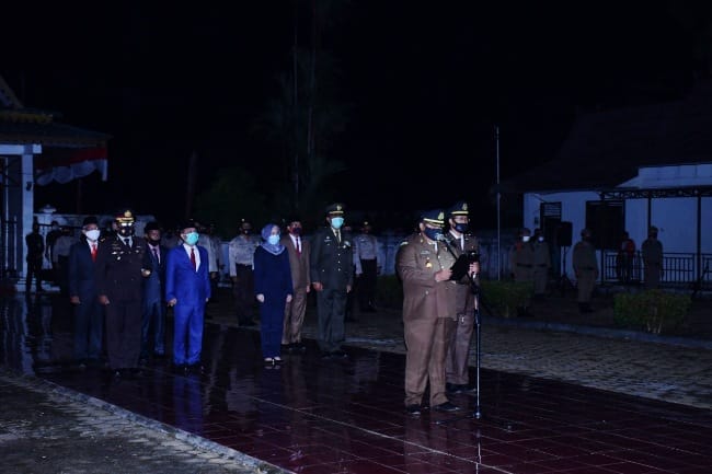 Sumpah dan janji Kepala Kejaksaan Negeri (Kajari) Batanghari, Jambi, Dedy Priyo Handoyo pukul 24.00 WIB di Taman Makam Pahlawan