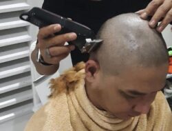 Pasha Pangkas Botak Rambut Pirangnya