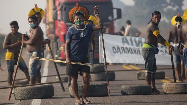 Tuntut Bantuan Hadapi COVID-19, Suku Asli Amazon Blokade Jalan