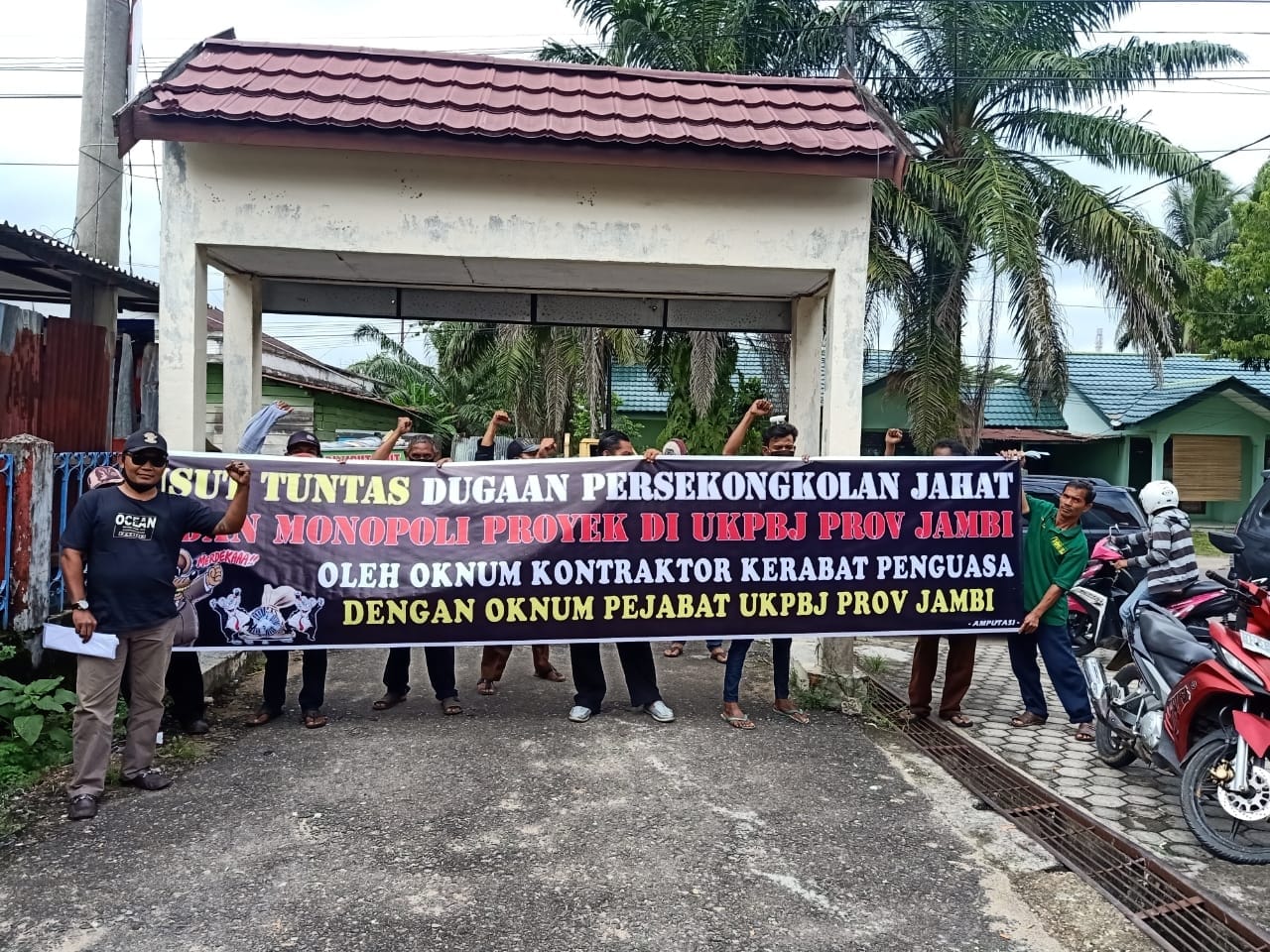 Kantor UKPBJ Provinsi Jambi Didemo AMPUTASI, Tuding Oknum Pejabatnya Bersekongkol