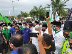 Pasangan Fadhil-Bakhtiar Jalan Kaki Daftar ke KPU Didampingi Legislator