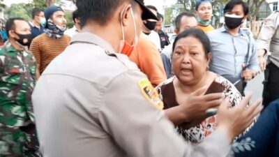 Kena Gas Air Mata, Nenek Marahi Aparat: Aku Tuntut Kalian Polisi