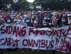 Massa Demo 1310 Tolak Omnibus Law Mulai Padati Patung Kuda