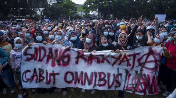 Massa Demo 1310 Tolak Omnibus Law Mulai Padati Patung Kuda