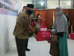 Bupati Tanjung Jabung Barat Serahkan Bantuan Spesifik Perempuan dan Anak