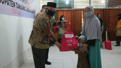 Bupati Tanjung Jabung Barat Serahkan Bantuan Spesifik Perempuan dan Anak