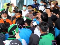 So Sweet, TNI/Polri di Tanjung Jabung Barat Redam Ricuh Tolak Omnibus Law Sambil Bagi Masker dan Nyanyi Ibu Pertiwi