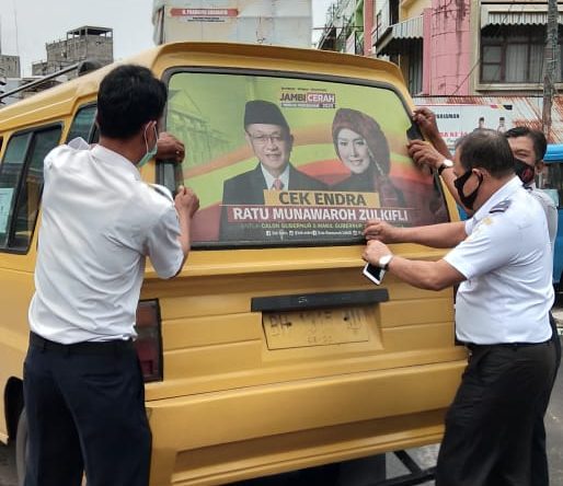 Langgar Aturan, Bawaslu Kota Jambi Bongkar Stiker Paslon Cek Endra - Ratu