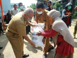 Bupati Tanjungjabung Barat Salurkan Bantuan Sosial Beras untuk PKH