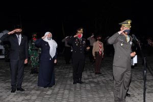 Bupati Masnah Ikuti Apel Kehormatan dan Renungan Suci di Taman Makam Pahlawan