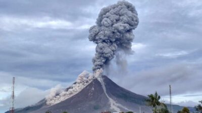 Gunung Sinabung Semburkan Abu Vulkanik Setinggi 500 Meter, PVMBG Perbarui Jalur Penerbangan